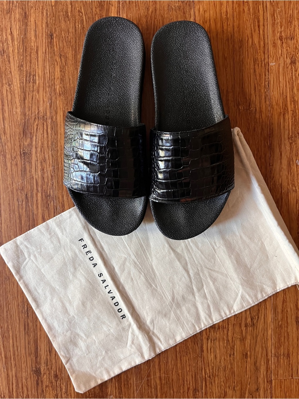 Freda Salvador Lea Black Croc-Embossed Slide Sandals Sz 8